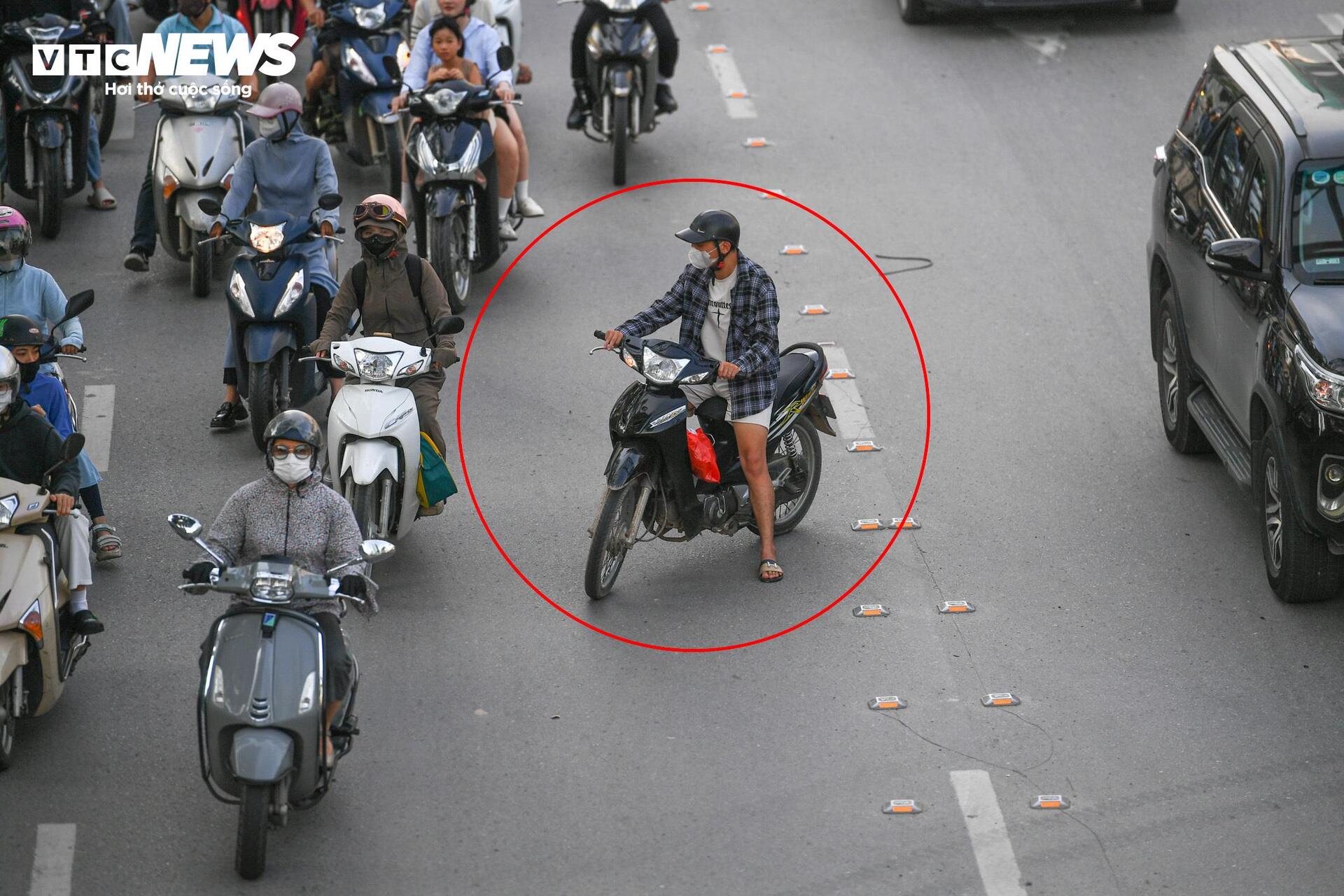 Tài xế lúng túng với hàng rào phân làn trên 2 tuyến đường vành đai Hà Nội - Ảnh 6.
