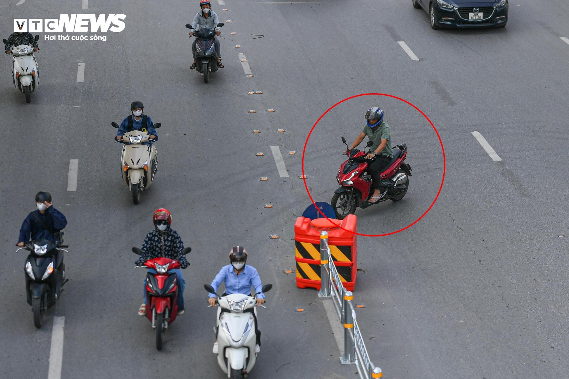 Tài xế lúng túng với hàng rào phân làn trên 2 tuyến đường vành đai Hà Nội - Ảnh 5.