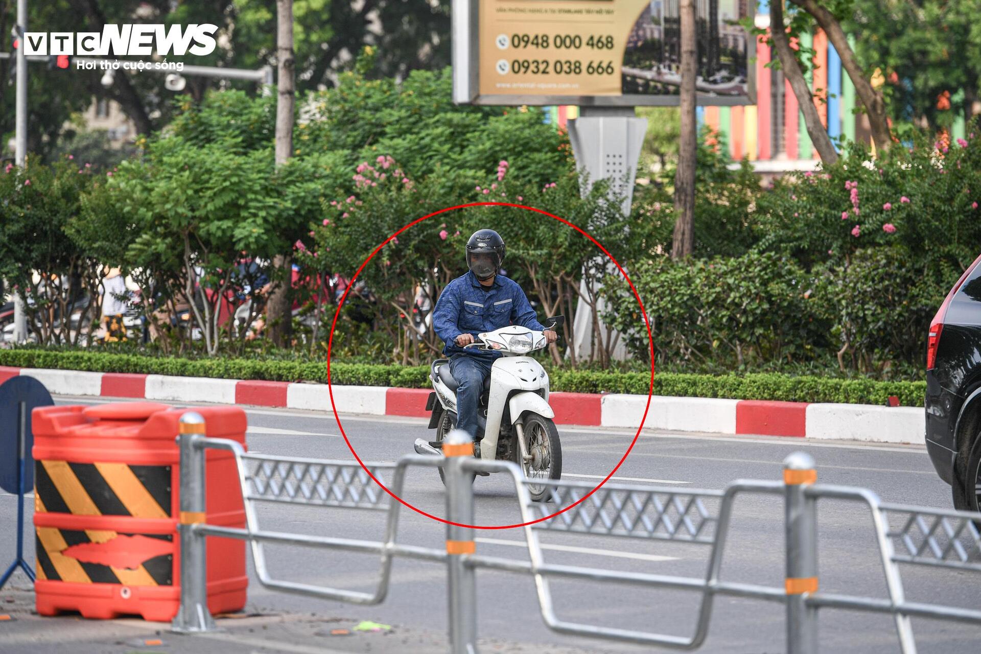 Tài xế lúng túng với hàng rào phân làn trên 2 tuyến đường vành đai Hà Nội - Ảnh 16.