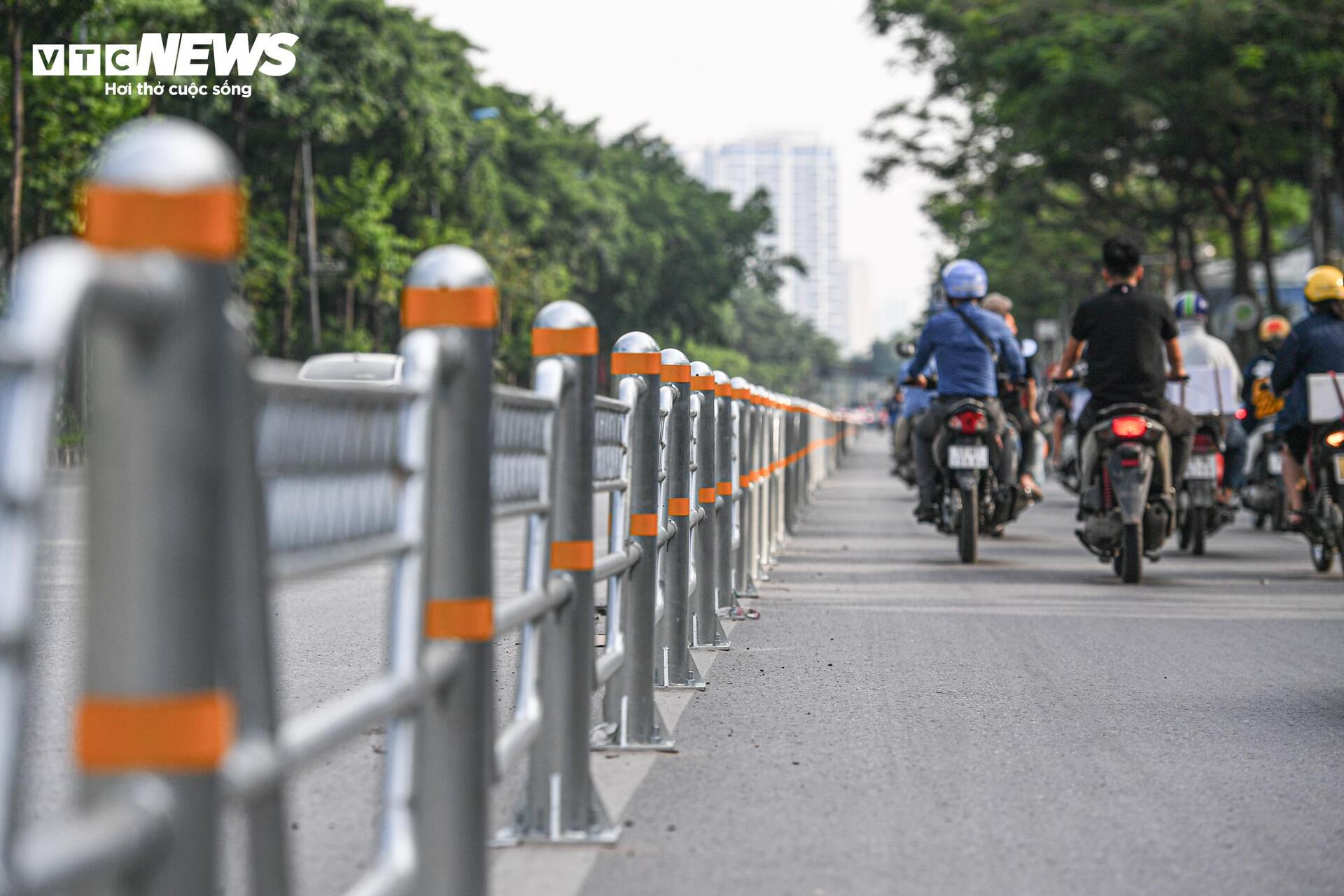 Tài xế lúng túng với hàng rào phân làn trên 2 tuyến đường vành đai Hà Nội - Ảnh 3.