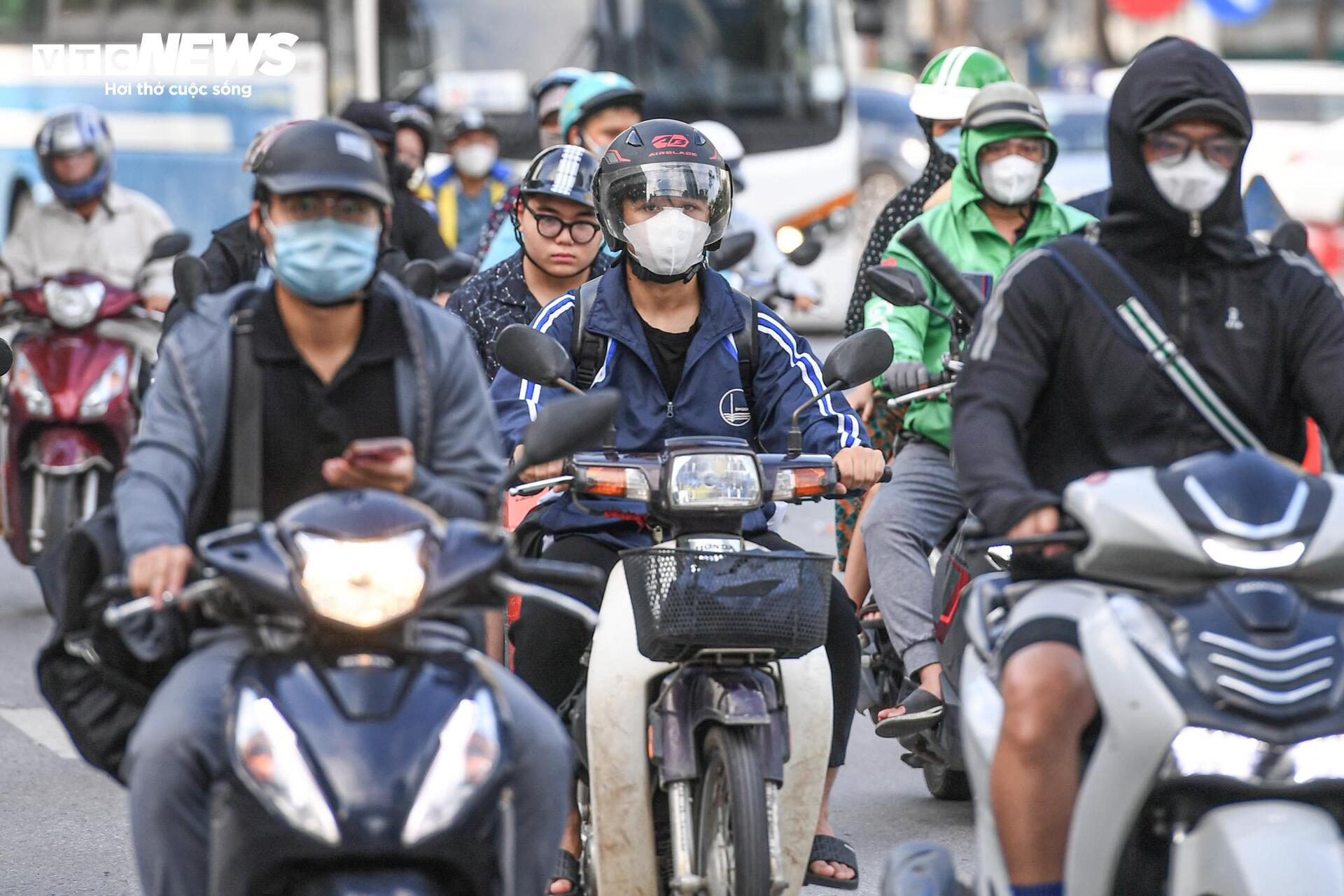Tài xế lúng túng với hàng rào phân làn trên 2 tuyến đường vành đai Hà Nội - Ảnh 13.