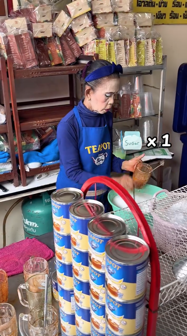 Chân dung bà chủ quán cà phê Thái có lớp make-up triệu người "không dám nhận đối thủ", pha cà phê nhìn muốn "tiểu đường" - Ảnh 3. Chân dung bà chủ quán cà phê Thái có lớp make-up triệu người "không dám nhận đối thủ", pha cà phê nhìn muốn "tiểu đường" - Ảnh 3.