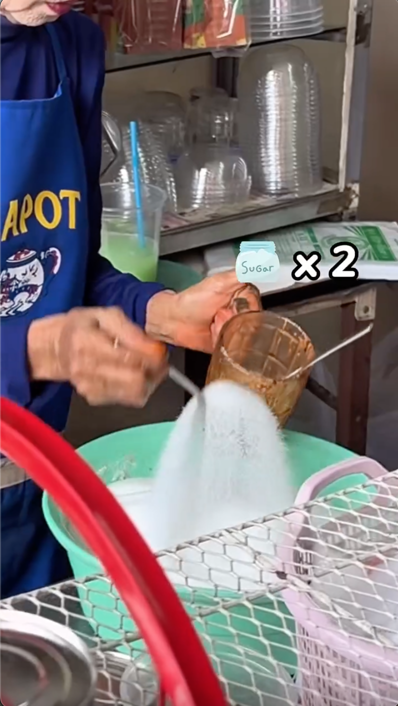 Chân dung bà chủ quán cà phê Thái có lớp make-up triệu người "không dám nhận đối thủ", pha cà phê nhìn muốn "tiểu đường" - Ảnh 4. Chân dung bà chủ quán cà phê Thái có lớp make-up triệu người "không dám nhận đối thủ", pha cà phê nhìn muốn "tiểu đường" - Ảnh 4.