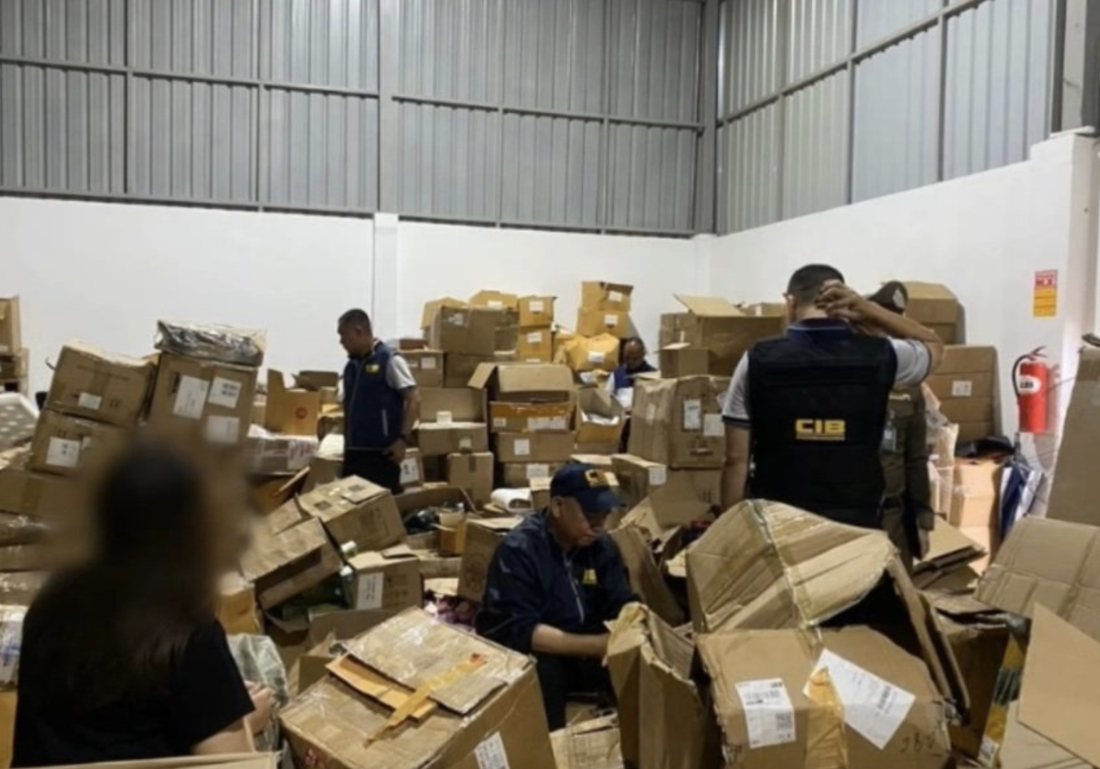 Công an triệt phá đường dây 80.000 món đồ hàng giả quy mô lớn - Ảnh 1.