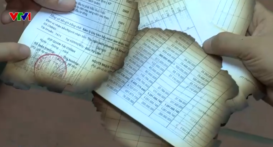 Hà Nội: Phát hiện tài liệu tài chính bị đốt gần UBND phường, có dấu đỏ, hóa đơn năm 2025 - Ảnh 3.