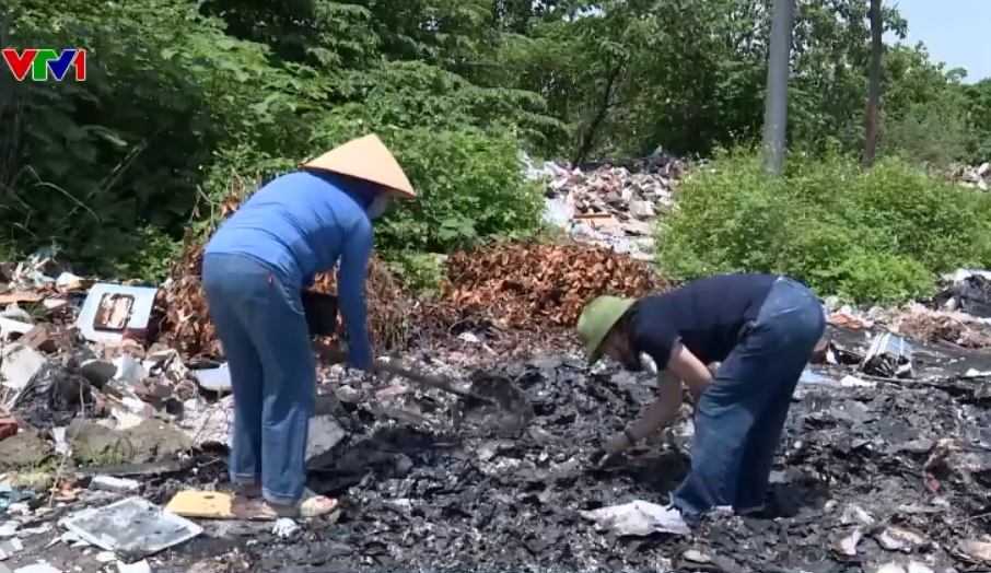 Hà Nội: Phát hiện tài liệu tài chính bị đốt gần UBND phường, có dấu đỏ, hóa đơn năm 2025 - Ảnh 1.