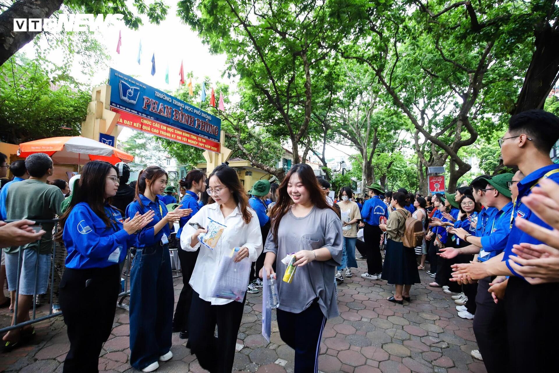 Thí sinh tự tin đạt 9 điểm môn văn tốt nghiệp THPT 2025 - Ảnh 1.