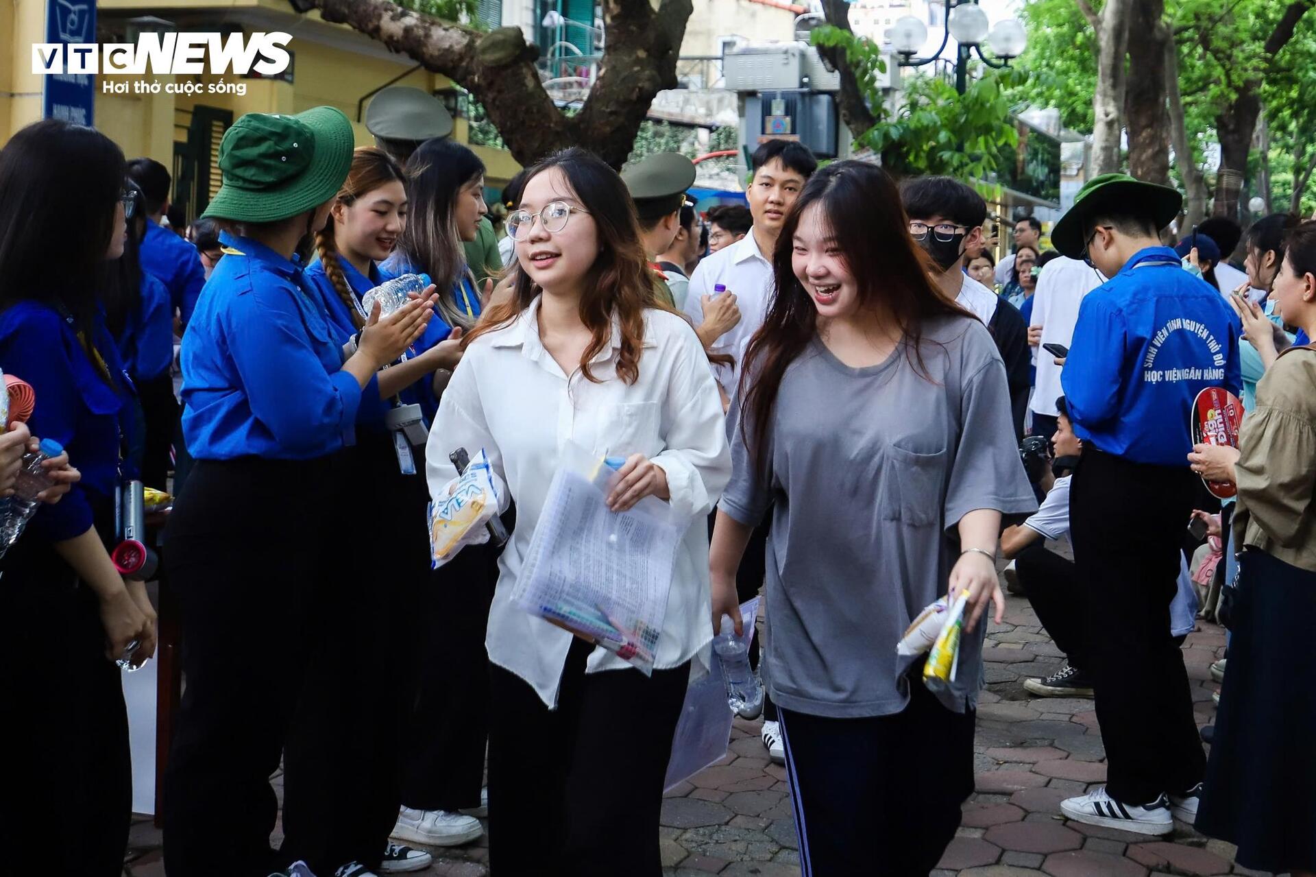 Thí sinh tự tin đạt 9 điểm môn văn tốt nghiệp THPT 2025 - Ảnh 18.