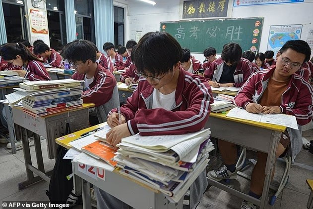 Trung Quốc Tung Tuyệt Chiêu Chống Gian Lận Kỳ Thi Đại Học 1 Trung Quốc Tung Tuyệt Chiêu Chống Gian Lận Kỳ Thi Đại Học - Ảnh 1.