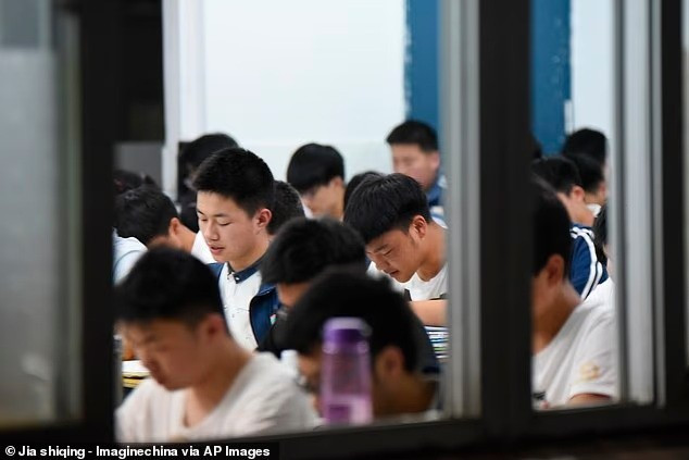 Trung Quốc Tung Tuyệt Chiêu Chống Gian Lận Kỳ Thi Đại Học 2 Trung Quốc Tung Tuyệt Chiêu Chống Gian Lận Kỳ Thi Đại Học - Ảnh 2.