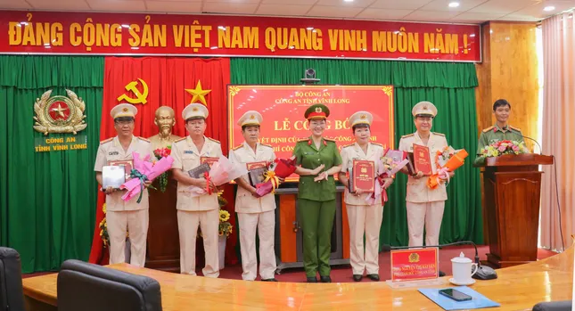 C&ocirc;ng an Vĩnh Long c&ocirc;ng bố nghỉ hưu của l&atilde;nh đạo cấp ph&ograve;ng , cấp đội - Ảnh 1.