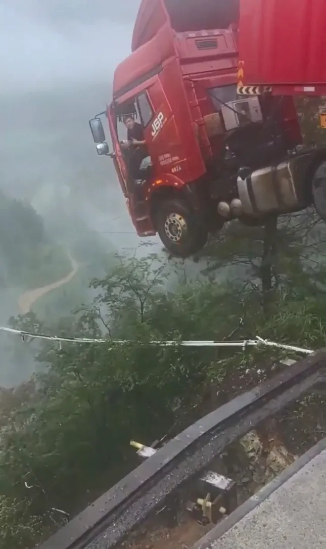 Mưa lũ gây sập cầu ở Trung Quốc: Tài xế container mắc kẹt trên vực sâu 100m - Ảnh 2.