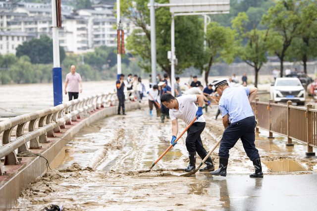 Lũ lịch sử ở Trung Quốc: Những hình ảnh khó tin - Ảnh 3.