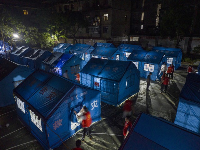 Lũ lịch sử ở Trung Quốc: Những hình ảnh khó tin - Ảnh 9.