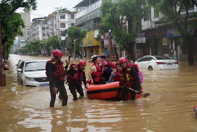 Lũ lịch sử ở Trung Quốc: Những hình ảnh khó tin - Ảnh 7.
