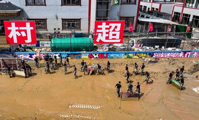 Lũ lịch sử ở Trung Quốc: Những hình ảnh khó tin - Ảnh 6.