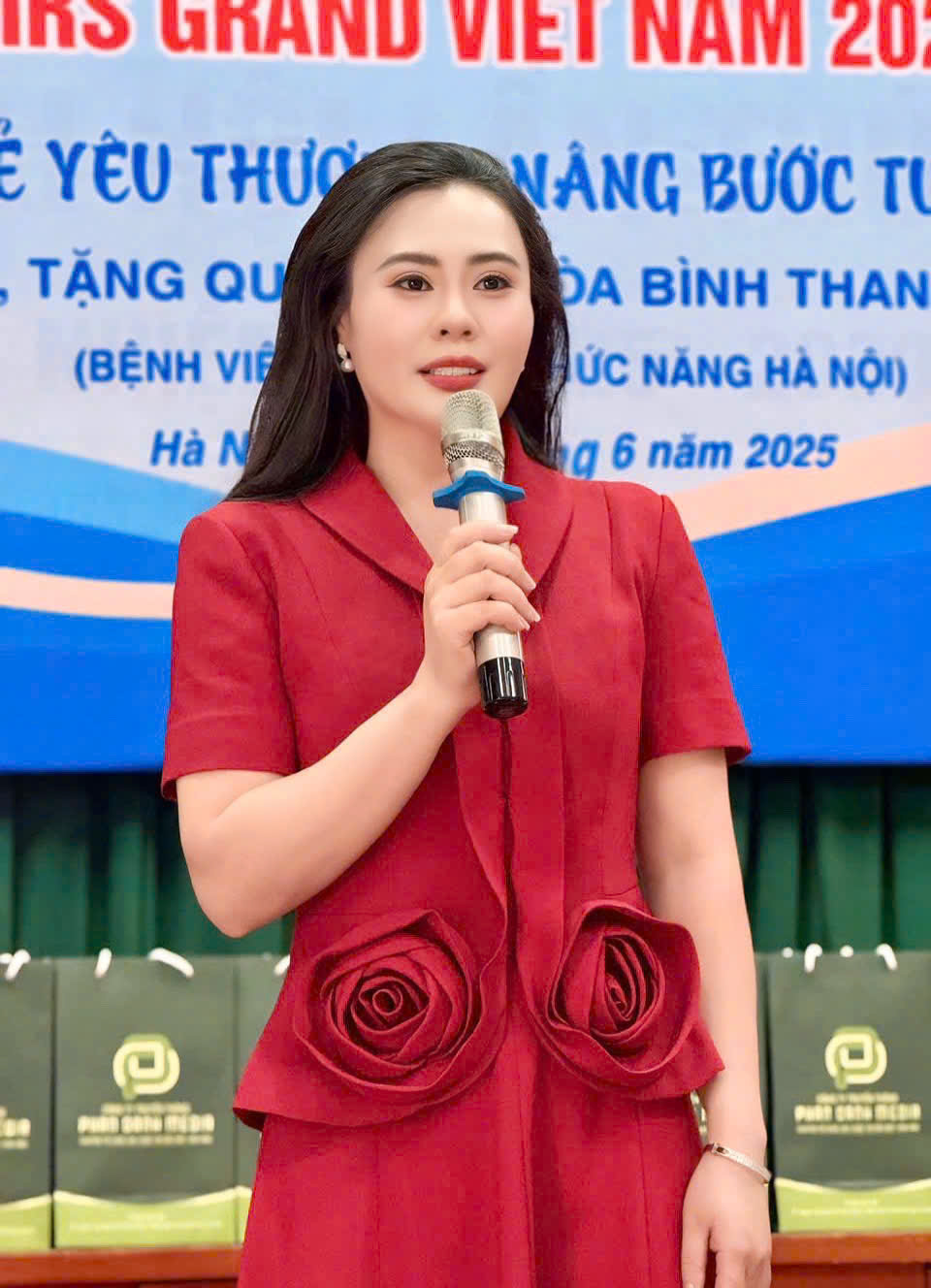 Thí sinh Hoa hậu Quý bà Hòa bình Việt Nam 2025 làm từ thiện- Ảnh 2.