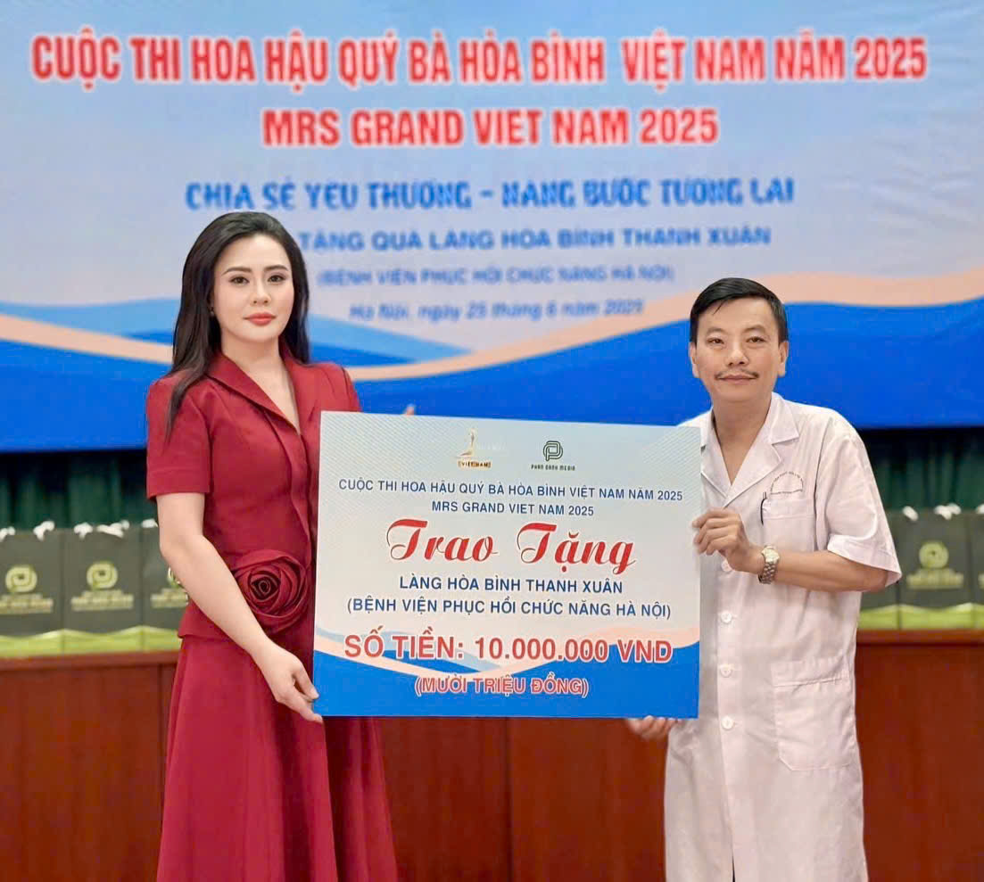 Thí sinh Hoa hậu Quý bà Hòa bình Việt Nam 2025 làm từ thiện- Ảnh 1.