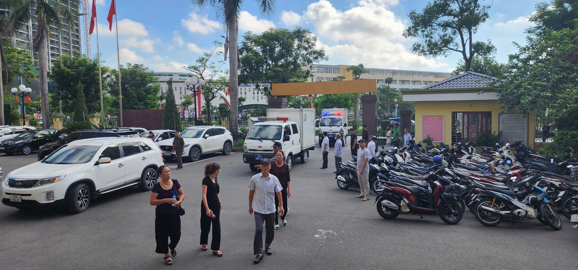 14 Cựu lãnh đạo Hải quan ngó lơ hàng lậu 1800 tỉ đồng ra hầu tòa - Ảnh 1.