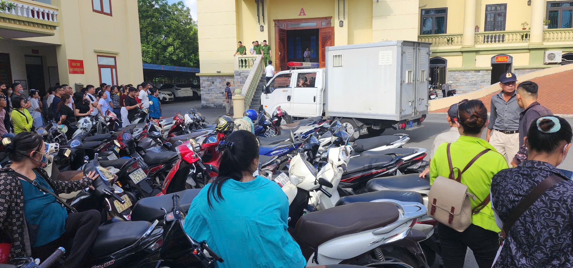 14 Cựu lãnh đạo Hải quan ngó lơ hàng lậu 1800 tỉ đồng ra hầu tòa - Ảnh 4.