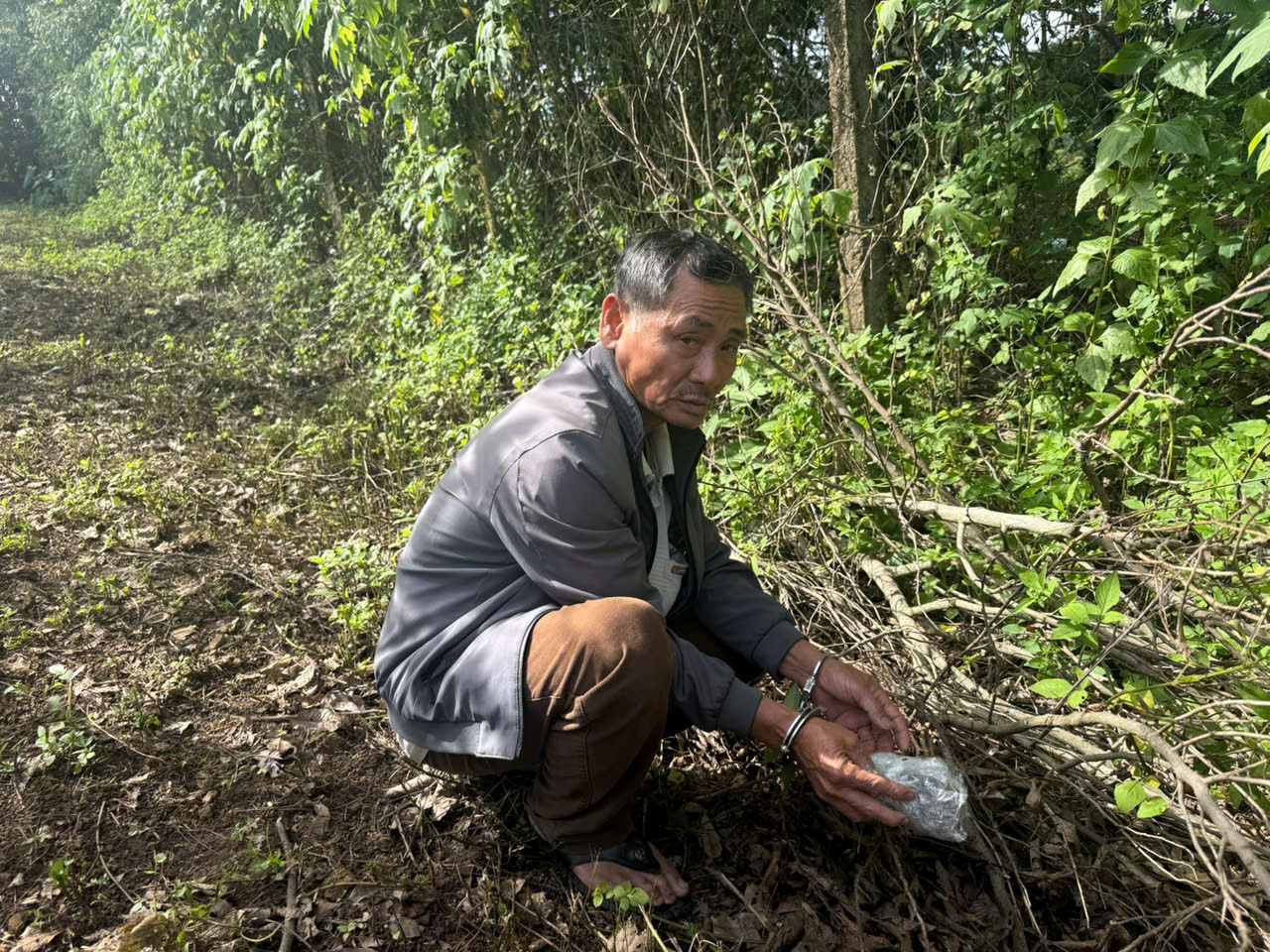 Cảnh sát dùng chó nghiệp vụ khám xét đôi tình nhân buôn bán ma túy tại Đắk Lắk - Ảnh 2.