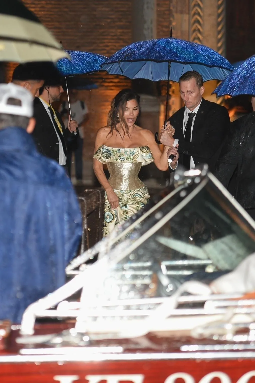 Hỗn loạn ở đám cưới tỷ phú Jeff Bezos, khách mời bỏ chạy- Ảnh 3. Hỗn loạn ở đám cưới tỷ phú Jeff Bezos, khách mời bỏ chạy- Ảnh 3.