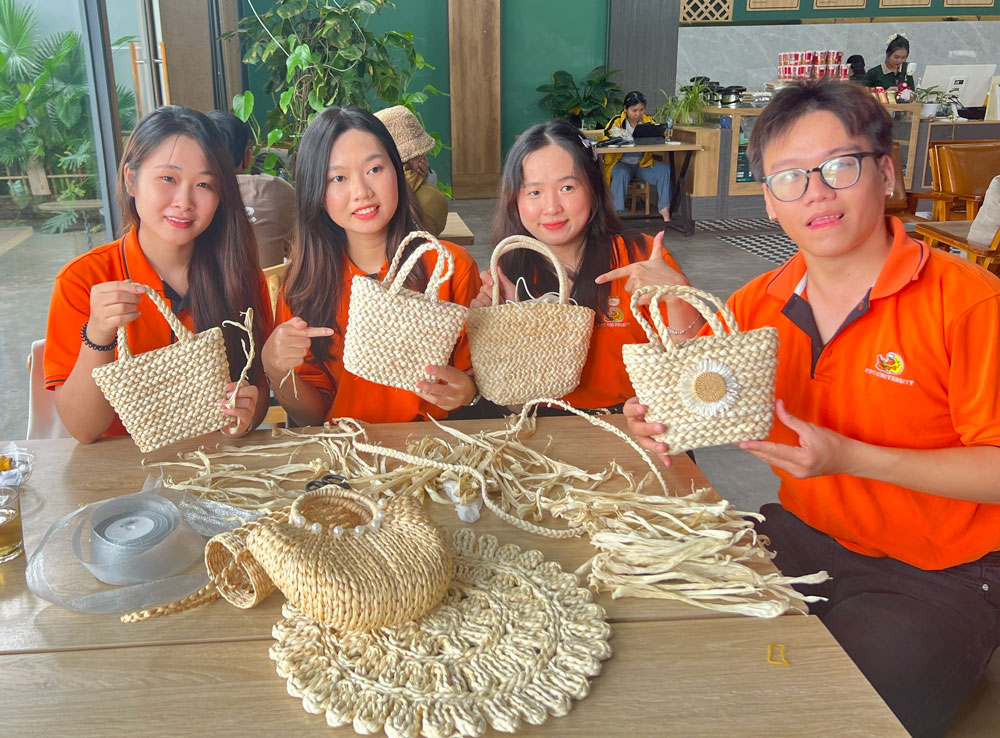 Biến vỏ bắp thành sản phẩm độc đáo- Ảnh 1. Biến vỏ bắp thành sản phẩm độc đáo- Ảnh 1.