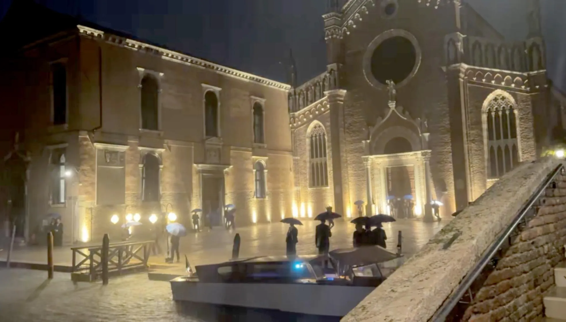 Hỗn loạn ở đám cưới tỷ phú Jeff Bezos, khách mời bỏ chạy- Ảnh 1. Hỗn loạn ở đám cưới tỷ phú Jeff Bezos, khách mời bỏ chạy- Ảnh 1.