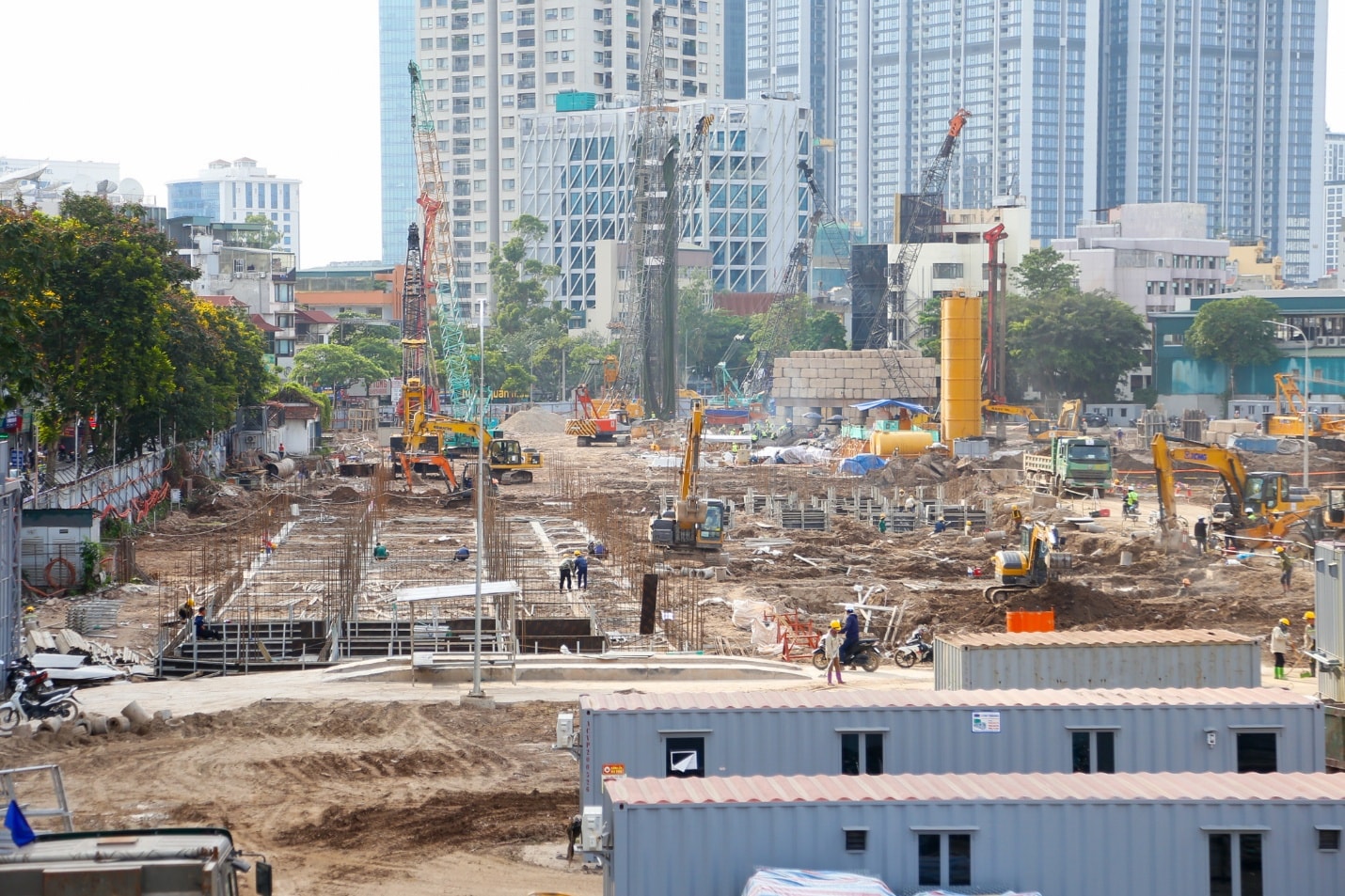 Khi tỷ phú “chơi lớn”: Đào hầm gửi xe rộng gấp 2,5 lần sân bóng đá cho 169 căn nhà phố trên “đất vàng” quận Ba Đình - Ảnh 2.