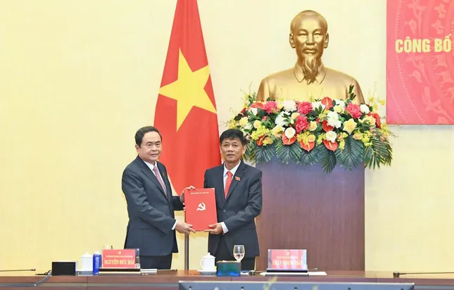 Bộ Chính trị công bố quyết định về công tác cán bộ Tại Hội nghị đảng ủy Quốc hội - Ảnh 1.