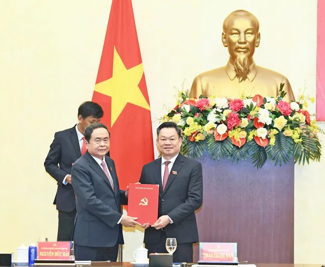 Bộ Chính trị công bố quyết định về công tác cán bộ Tại Hội nghị đảng ủy Quốc hội - Ảnh 2.