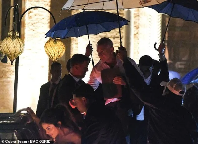 Hỗn loạn ở đám cưới tỷ phú Jeff Bezos, khách mời bỏ chạy- Ảnh 5. Hỗn loạn ở đám cưới tỷ phú Jeff Bezos, khách mời bỏ chạy- Ảnh 5.