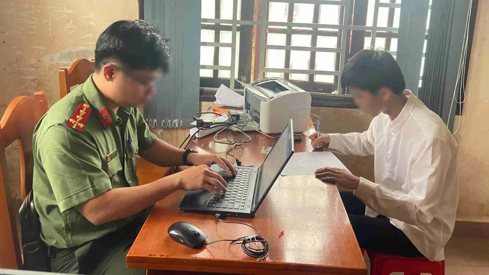 Khởi tố vụ án gian lận thi cử qua thiết bị công nghệ trong kỳ thi tốt nghiệp THPT - Ảnh 3.