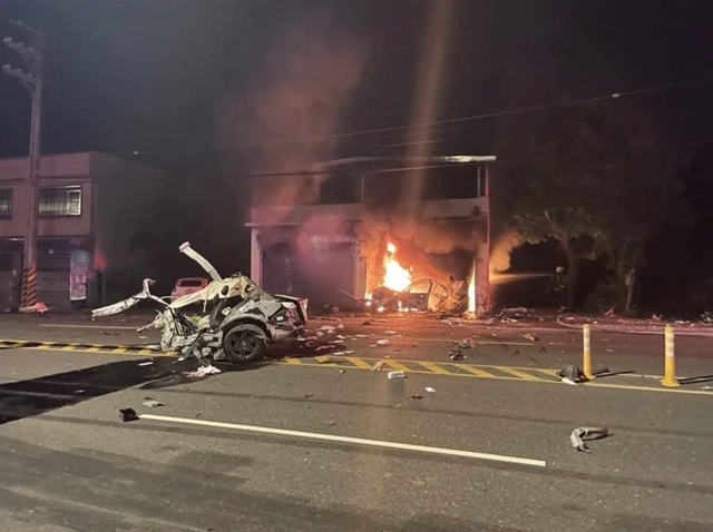 Clip Mercedes "n&aacute;t như c&aacute;m" sau c&uacute; t&ocirc;ng kinh ho&agrave;ng v&agrave;o nh&agrave; d&acirc;n l&uacute;c nửa đ&ecirc;m: T&igrave;nh trạng của t&agrave;i xế c&agrave;ng bất ngờ - Ảnh 3.