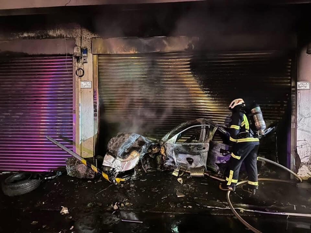 Clip Mercedes "n&aacute;t như c&aacute;m" sau c&uacute; t&ocirc;ng kinh ho&agrave;ng v&agrave;o nh&agrave; d&acirc;n l&uacute;c nửa đ&ecirc;m: T&igrave;nh trạng của t&agrave;i xế c&agrave;ng bất ngờ - Ảnh 1.