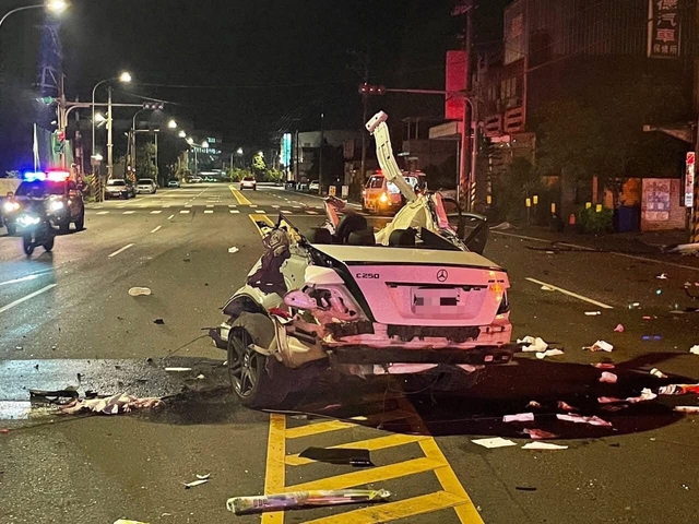 Clip Mercedes "n&aacute;t như c&aacute;m" sau c&uacute; t&ocirc;ng kinh ho&agrave;ng v&agrave;o nh&agrave; d&acirc;n l&uacute;c nửa đ&ecirc;m: T&igrave;nh trạng của t&agrave;i xế c&agrave;ng bất ngờ - Ảnh 2.