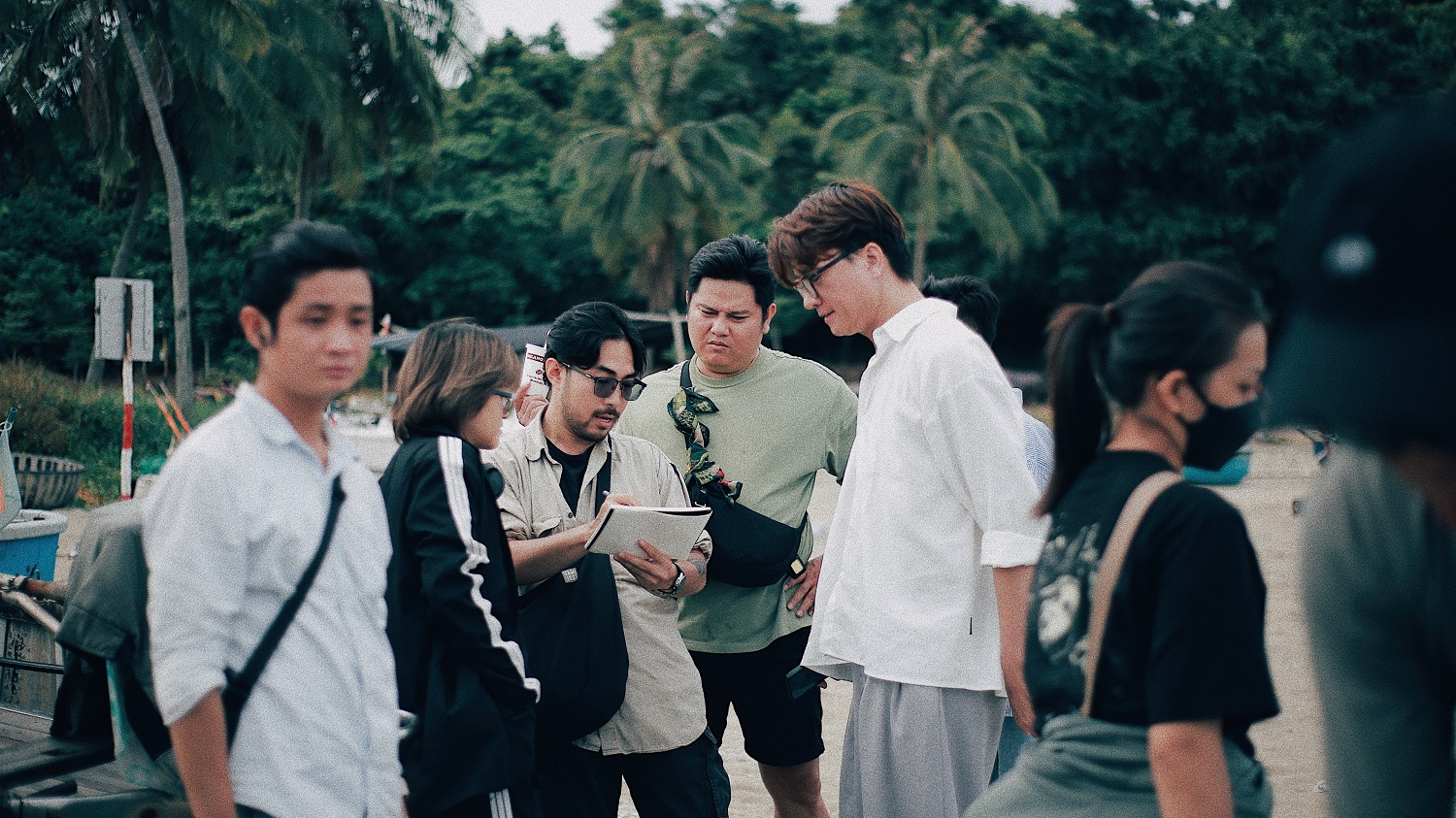 Lương Trung Tín: Tôi và ê-kíp xúc cát từ 4 giờ chiều đến 11 giờ đêm vì 1 cảnh quay- Ảnh 2. Lương Trung Tín: Tôi và ê-kíp xúc cát từ 4 giờ chiều đến 11 giờ đêm vì 1 cảnh quay- Ảnh 2.