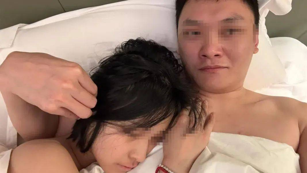 Cựu giám đốc "sở hữu" 200 hợp đồng tình ái với loạt điều khoản quái gở đang gây xôn xao MXH là ai? - Ảnh 1. Cựu giám đốc "sở hữu" 200 hợp đồng tình ái với loạt điều khoản quái gở đang gây xôn xao MXH là ai? - Ảnh 1.