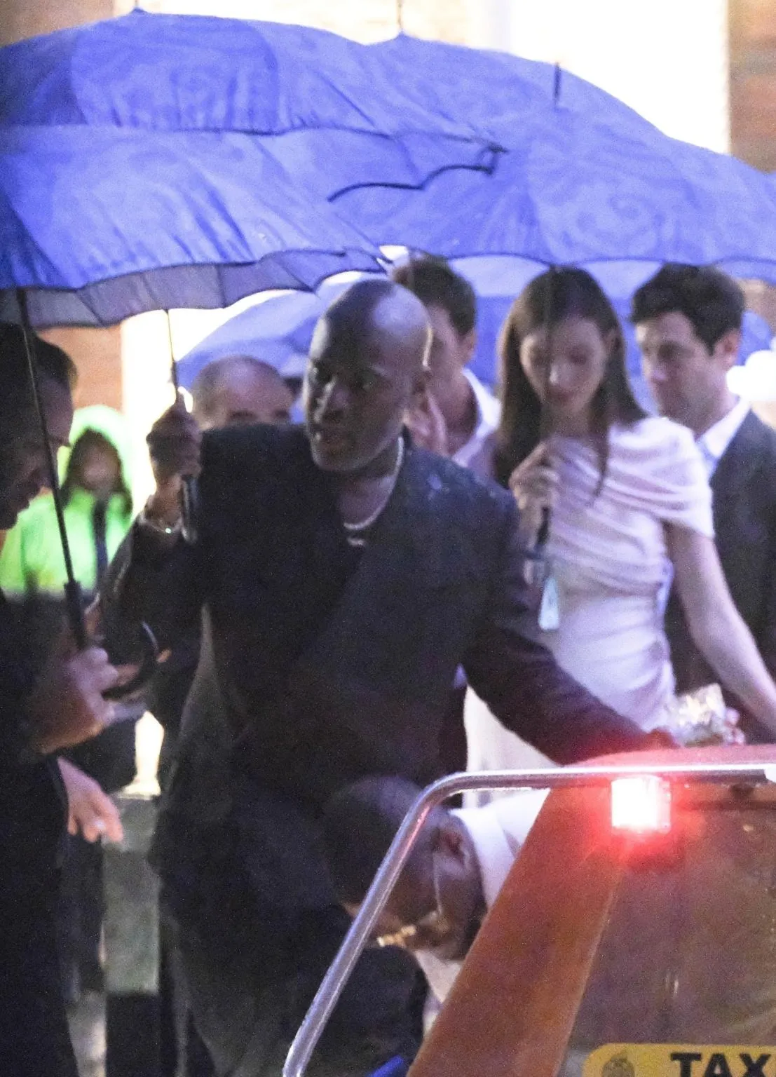 Hỗn loạn ở đám cưới tỷ phú Jeff Bezos, khách mời bỏ chạy- Ảnh 13. Hỗn loạn ở đám cưới tỷ phú Jeff Bezos, khách mời bỏ chạy- Ảnh 13.