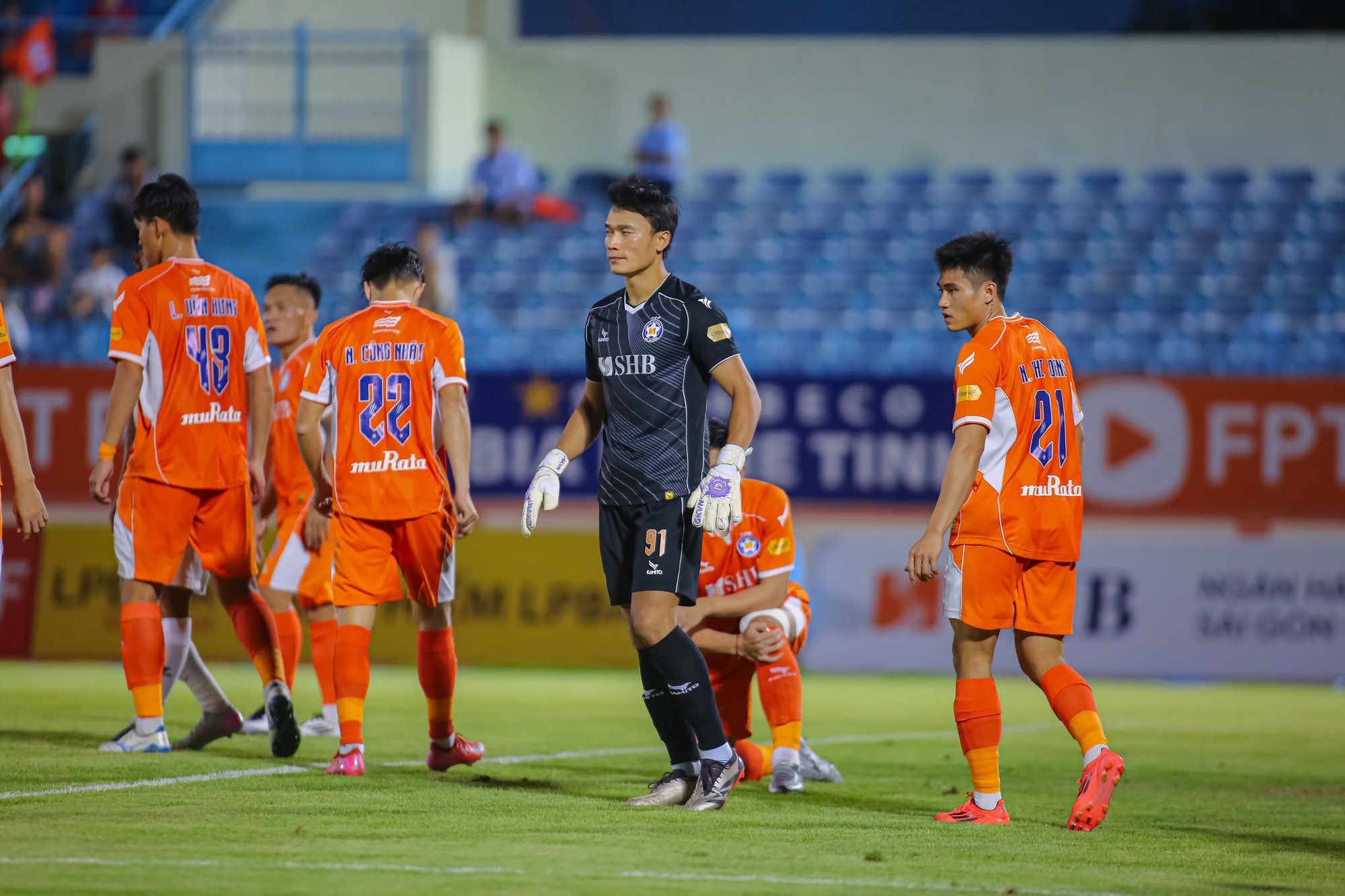 Ghi bàn, cản penalty giúp đội nhà thoát hiểm, Bùi Tiến Dũng đã “hồi sinh” ngoạn mục như thế nào? - Ảnh 2.