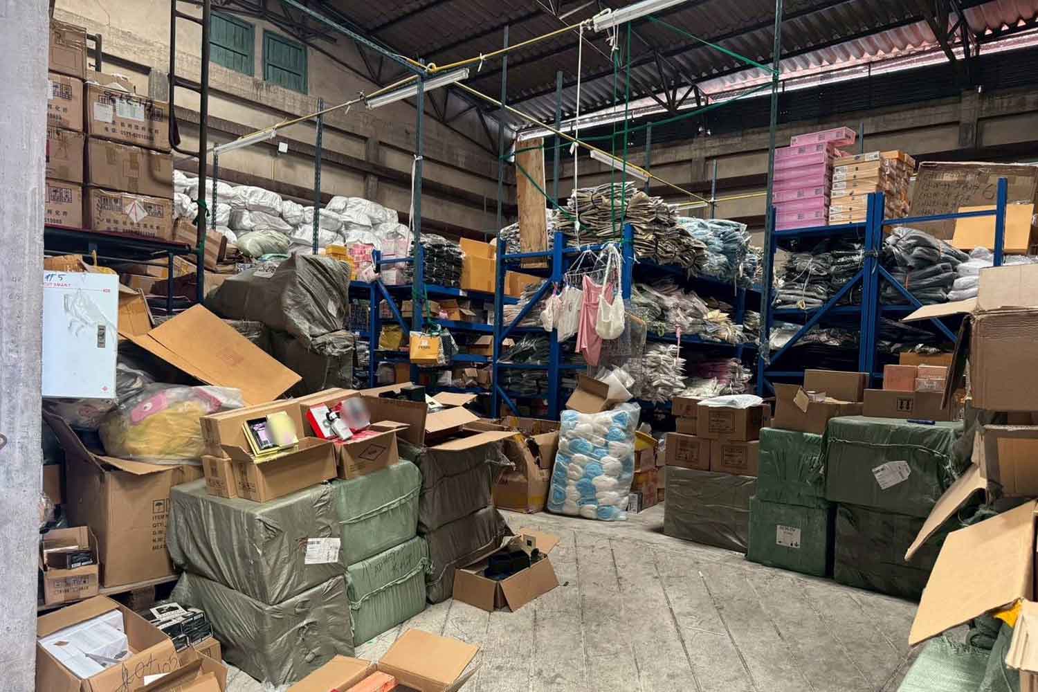 Theo dõi tài khoản ngân hàng khả nghi, công an lập tức phá đường dây buôn hàng giả từ Trung Quốc, tịch thu hơn 34.000 món đồ nhái - Ảnh 1.