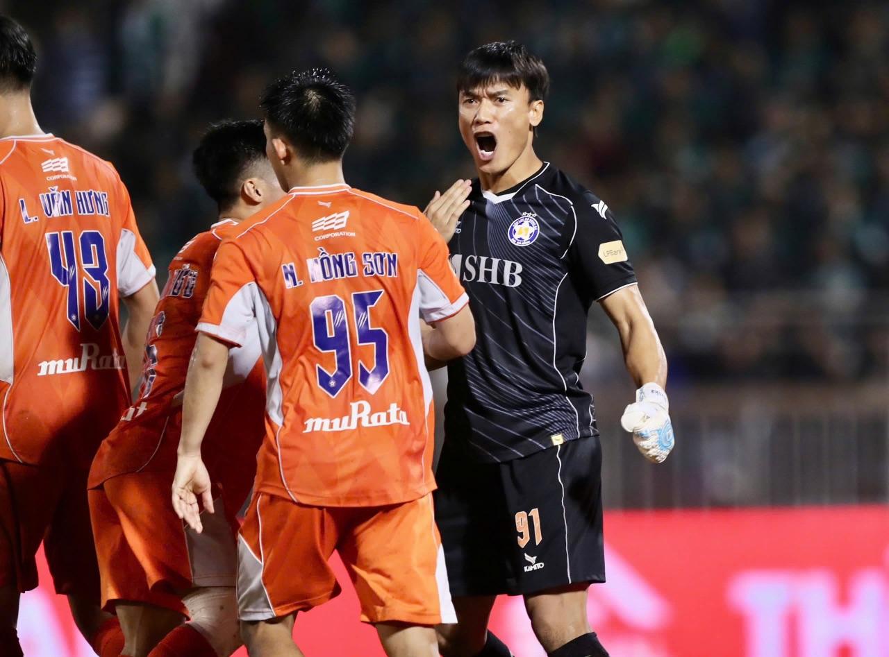 Ghi bàn, cản penalty giúp đội nhà thoát hiểm, Bùi Tiến Dũng đã “hồi sinh” ngoạn mục như thế nào? - Ảnh 1.