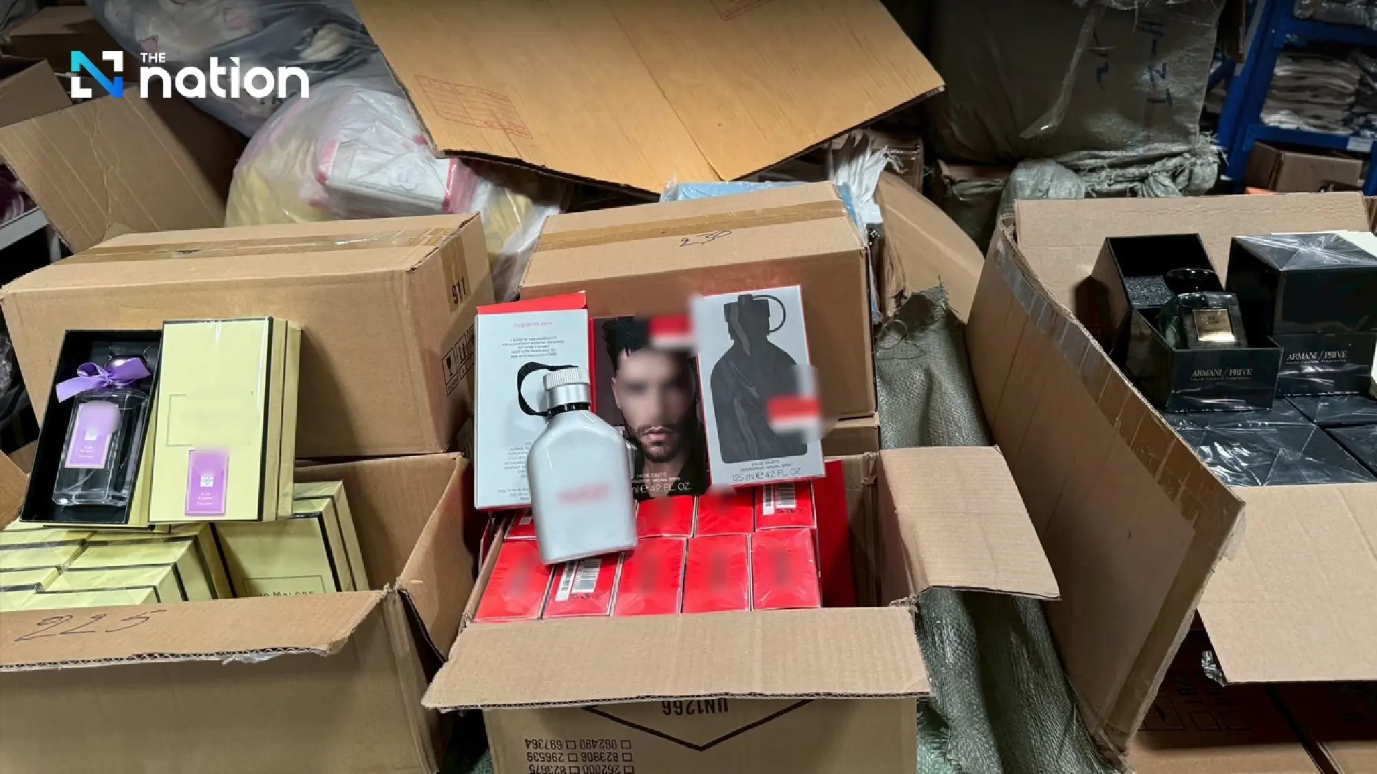 Theo dõi tài khoản ngân hàng khả nghi, công an lập tức phá đường dây buôn hàng giả từ Trung Quốc, tịch thu hơn 34.000 món đồ nhái - Ảnh 3.