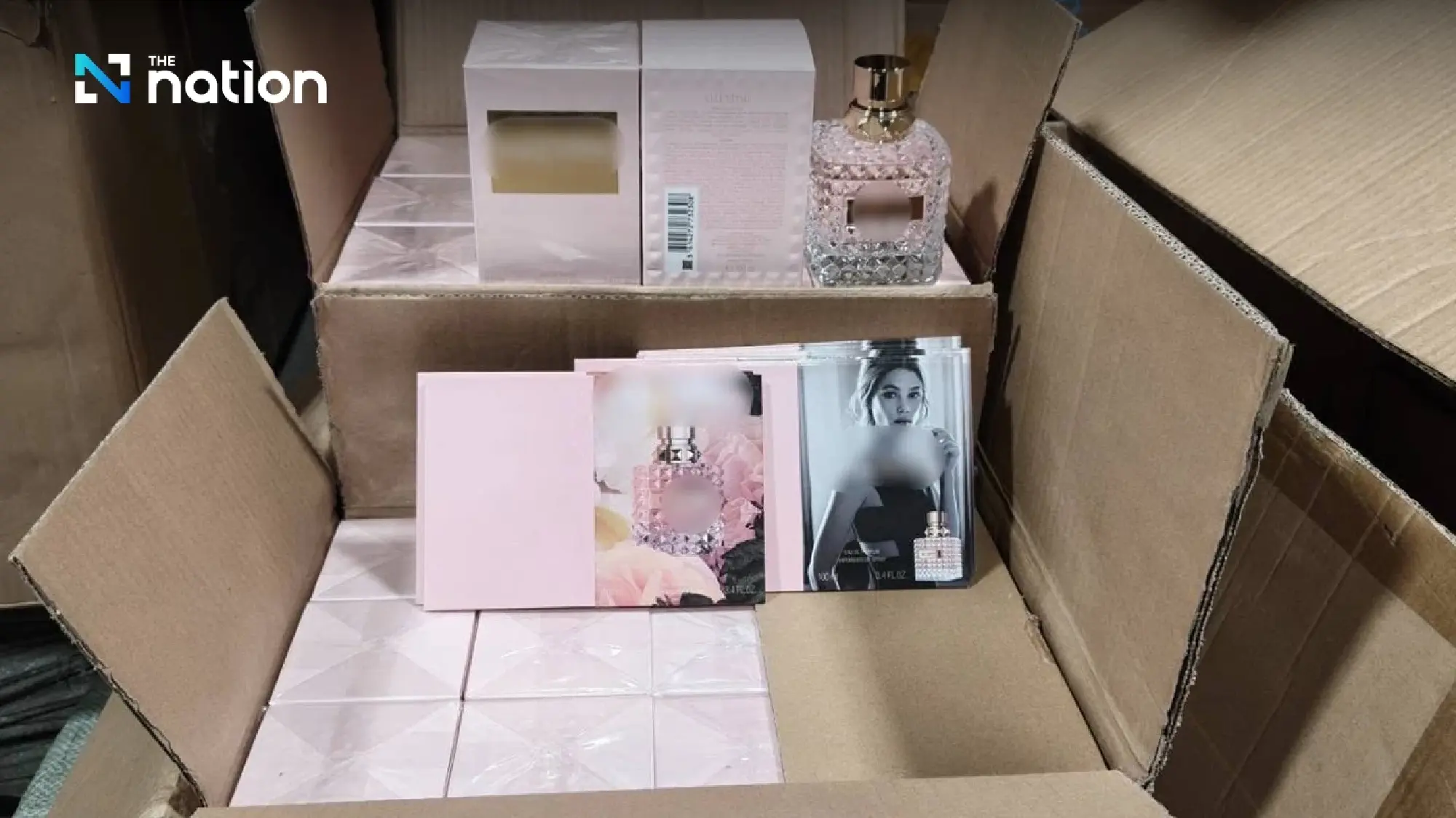 Theo dõi tài khoản ngân hàng khả nghi, công an lập tức phá đường dây buôn hàng giả từ Trung Quốc, tịch thu hơn 34.000 món đồ nhái - Ảnh 2.