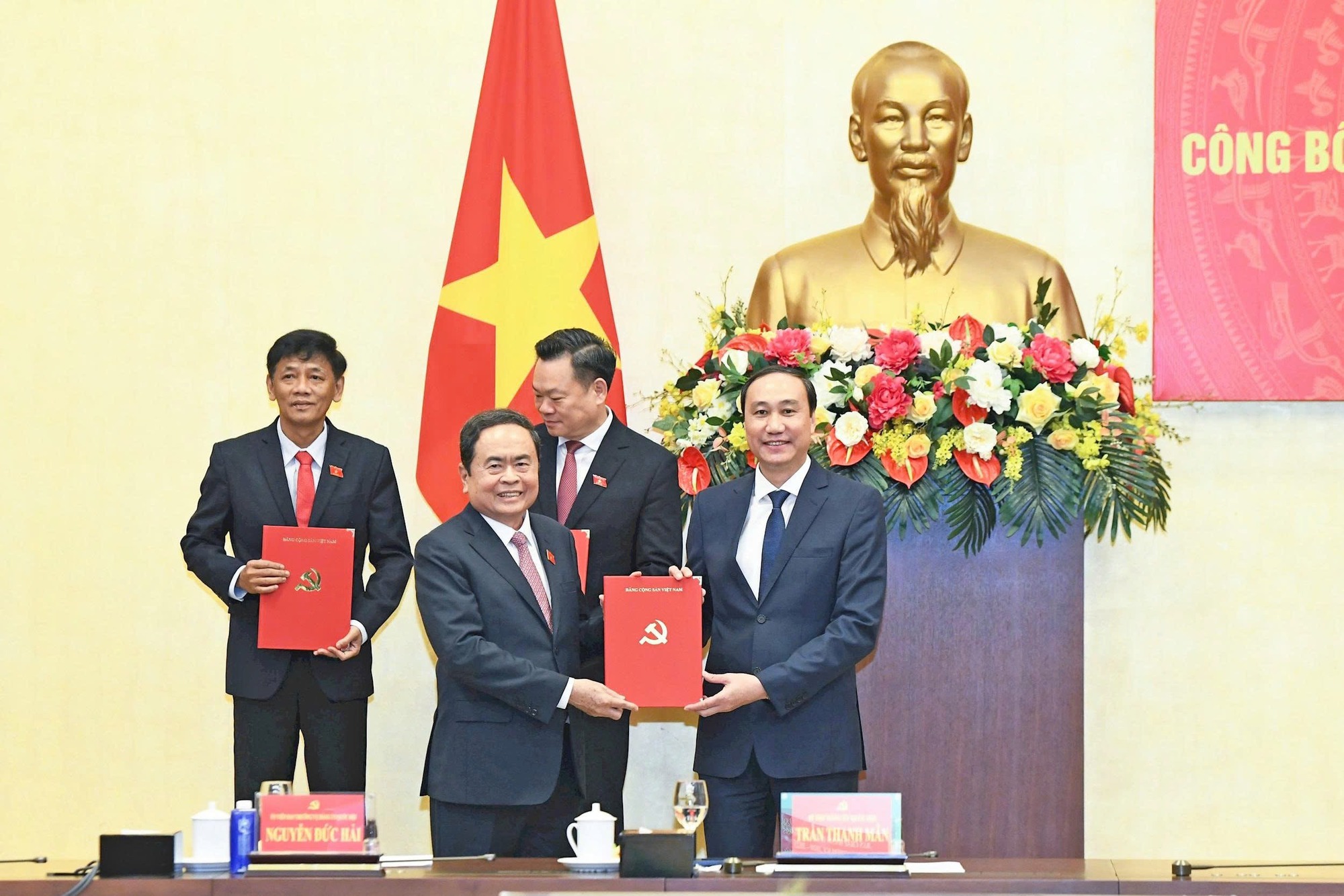 Chủ tịch Quốc hội Trần Thanh Mẫn trao quyết định về công tác cán bộ tại Quốc hội - Ảnh 4.
