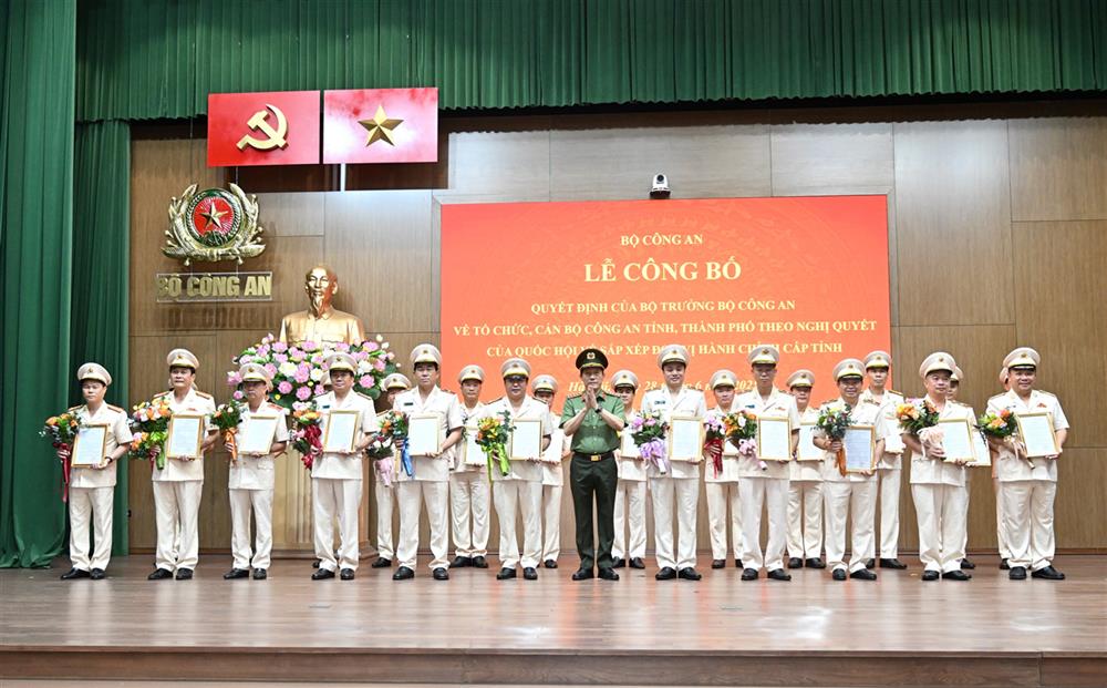 Đại tướng Lương Tam Quang trao quyết định cho 34 giám đốc công an tỉnh, thành phố- Ảnh 1.