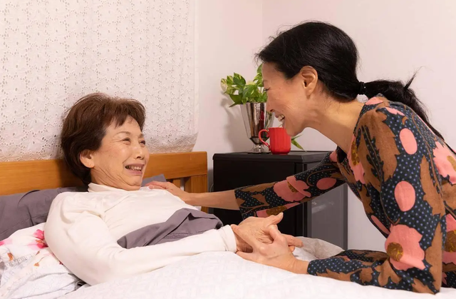Tôi từng nghĩ mẹ ruột và mẹ kế là kẻ thù không đội trời chung, nào ngờ giờ họ đòi dọn về sống chung với nhau- Ảnh 1.