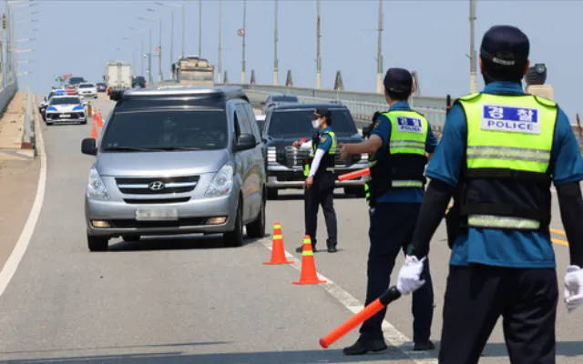 H&agrave;n Quốc bắt giữ 6 người Mỹ thả h&agrave;ng ng&agrave;n chai chứa tiền mặt v&agrave; gạo sang Triều Ti&ecirc;n - Ảnh 1.