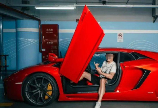 Cựu giám đốc bị tố bao nuôi hơn 200 cô gái: Chiêu trò gây sốc - Ảnh 1.