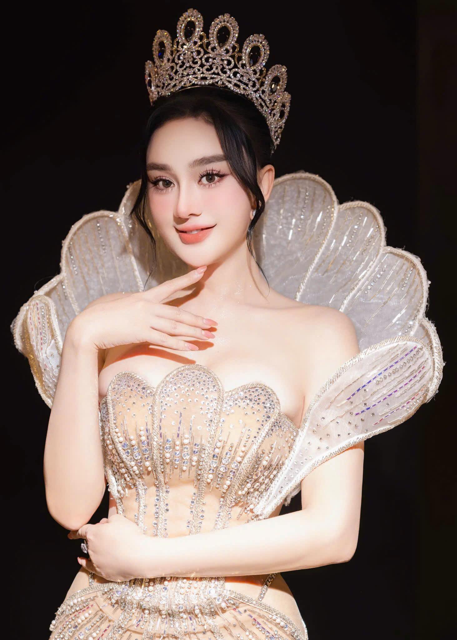 Nữ nghệ sĩ đem 30 tỷ tiền mặt đi mua biệt thự, U50 trẻ đẹp như 30, không chồng sau đổ vỡ hôn nhân - Ảnh 1.